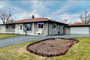 460 Flagstaff Ln in Hoffman Estates, IL - Building Photo