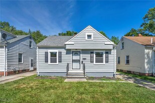 5574 Waterbury Ave in Maple Heights, OH - Building Photo