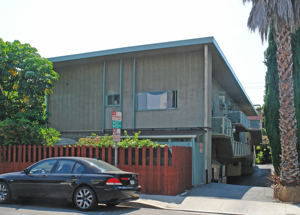 8555 Sherwood Dr in West Hollywood, CA - Building Photo