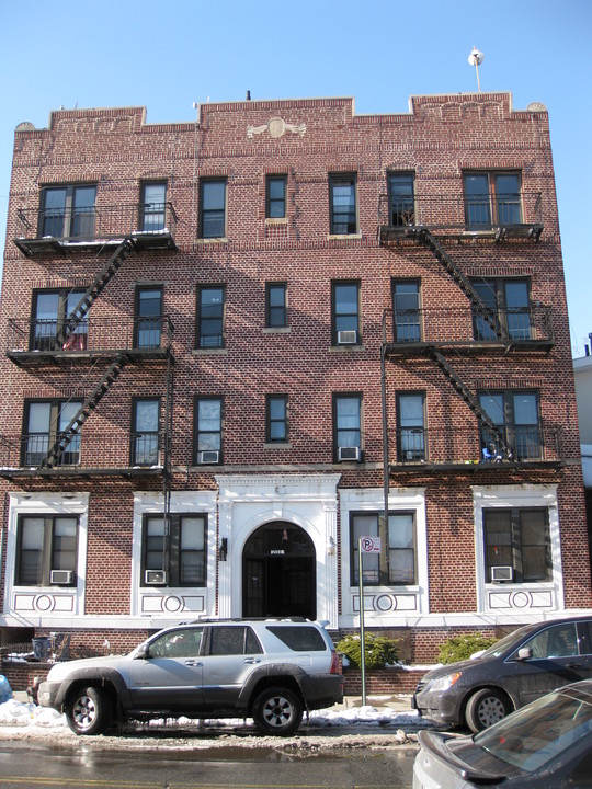 201 Foster Ave in Brooklyn, NY - Building Photo