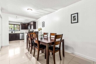 1665 Cabot Ln in Wellington, FL - Foto de edificio - Building Photo