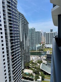 45 SW 9th St, Unit 3507 in Miami, FL - Foto de edificio - Building Photo