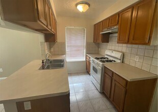 3919 Willmont Rd in La Porte, TX - Building Photo - Building Photo