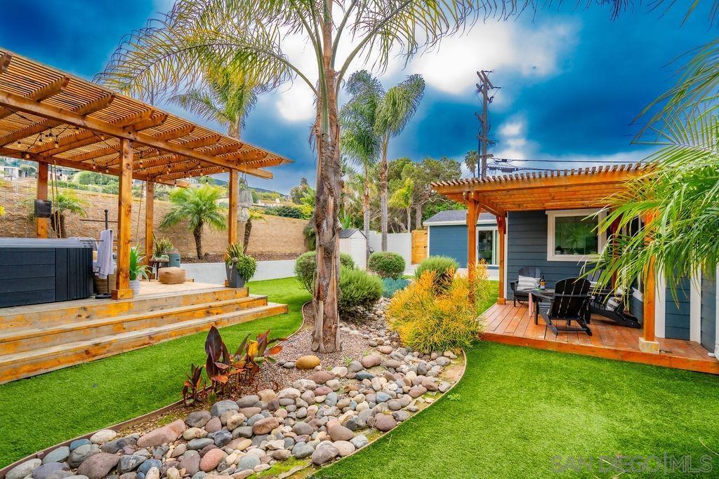 7904 Calle De La Plata in San Diego, CA - Foto de edificio