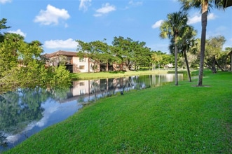 305 Lakeview Dr in Weston, FL - Building Photo - Building Photo