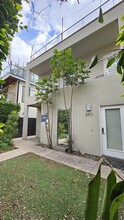 2420 Ocean Ave in Venice, CA - Foto de edificio - Building Photo