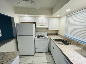 9911 SW Sandalfoot Blvd, Unit 112 in Boca Raton, FL - Foto de edificio - Building Photo