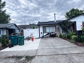 505 S Chehalem St in Newberg, OR - Foto de edificio - Building Photo