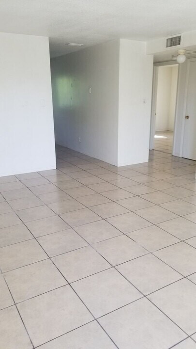 2190 S Palmetto Ave in South Daytona, FL - Building Photo