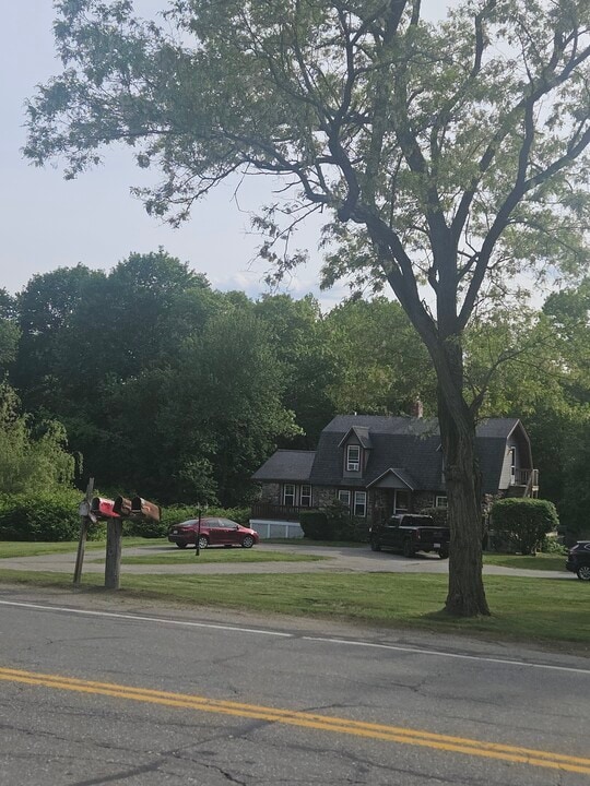 143 Pollard St in North Billerica, MA - Building Photo