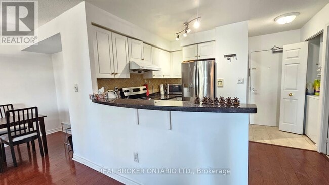 7 Lorraine Dr in Toronto, ON - Building Photo - Building Photo