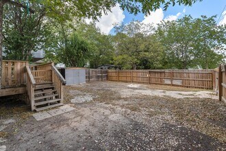 204 Lessin Ln in Austin, TX - Building Photo - Building Photo