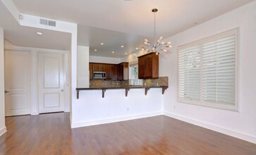 11851 Laurelwood Dr, Unit 112 in Studio City, CA - Foto de edificio - Building Photo