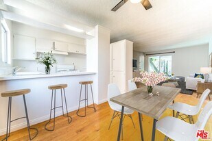 941 N San Vicente Blvd in West Hollywood, CA - Building Photo