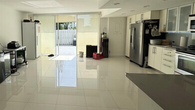 916 NE 27th Ave in Hallandale Beach, FL - Building Photo - Building Photo