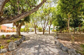 98202 Windward Ave, Unit Unit 202 and Boatslip in Key Largo, FL - Foto de edificio - Building Photo