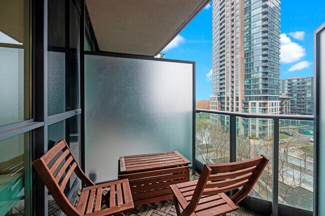 215 Angelique St in Toronto, ON - Building Photo - Building Photo