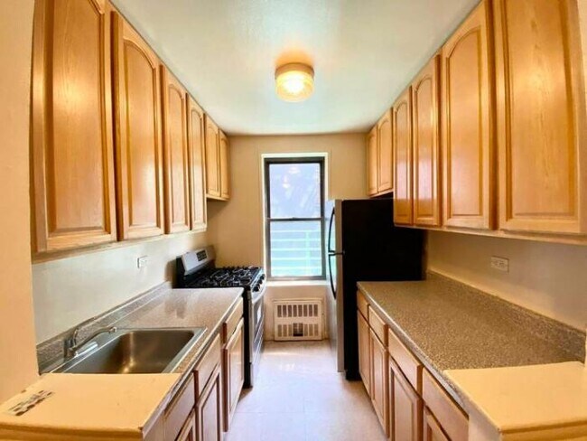 551 W 232nd St in Bronx, NY - Foto de edificio - Building Photo