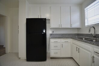 4565 Hazeltine Ave, Unit 206 in Los Angeles, CA - Building Photo - Building Photo