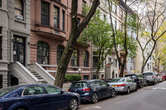 59-61 W 68th St in New York, NY - Foto de edificio - Building Photo