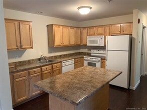 24 Pratt St in Southington, CT - Building Photo - Building Photo