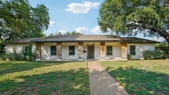 3855 Crest Cove Cir in Dallas, TX - Building Photo