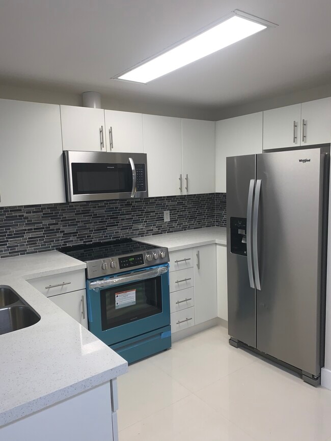 3410 Coral Way, Unit Emerald Plaza #902 in Miami, FL - Building Photo - Building Photo