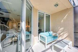 360 Dover Pl in Naples, FL - Foto de edificio - Building Photo