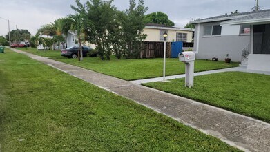 7920 SW 22nd St in Miami, FL - Building Photo - Building Photo