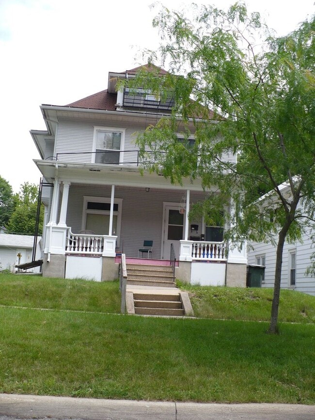 property at 320 E Davenport St