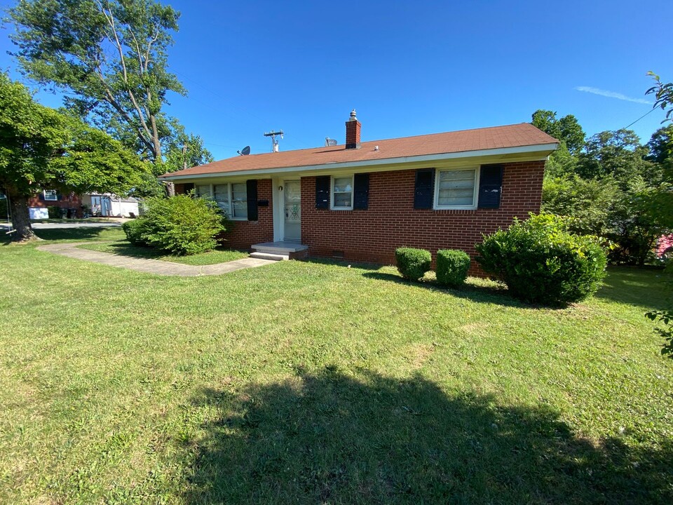 383 Harden St in Burlington, NC - Building Photo