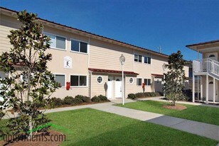 Oak Shores in Biloxi, MS - Building Photo