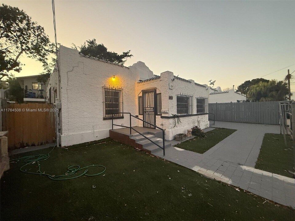 726 NW 12th Ct in Miami, FL - Building Photo