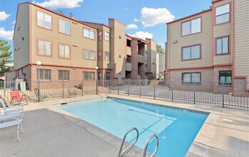 8771 Dawson St, Unit 301 in Thornton, CO - Foto de edificio - Building Photo