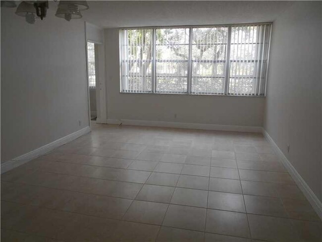 2781 Taft St, Unit 102 in Hollywood, FL - Building Photo - Building Photo