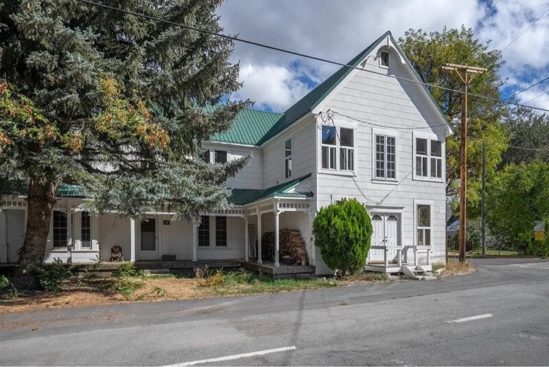 540 S Lincoln St in Sierraville, CA - Foto de edificio