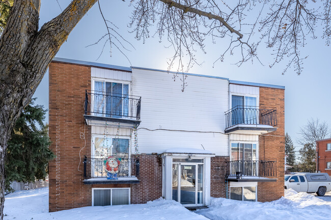 2210 Vallières Rue in Laval, QC - Building Photo - Building Photo