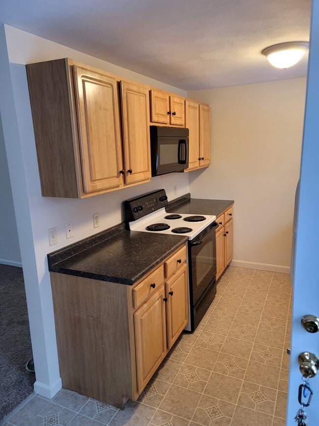 16 Bucks Way, Unit 2 in Tiverton, RI - Building Photo - Building Photo