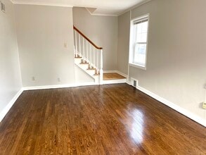 5211 N Diversey Blvd, Unit 5211 in Whitefish Bay, WI - Foto de edificio - Building Photo