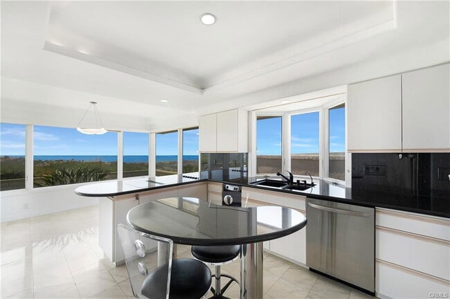 33 Montecito Dr in Newport Beach, CA - Building Photo - Building Photo