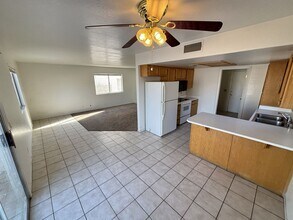 8144 Hydra Ln in Las Vegas, NV - Building Photo - Building Photo