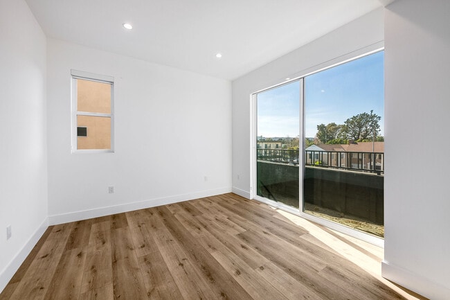 5042 Laurel Canyon Blvd in Valley Village, CA - Building Photo - Building Photo