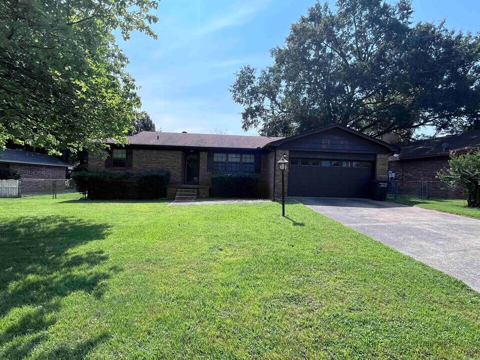 215 Berkshire Cir in Jacksonville, AR - Building Photo