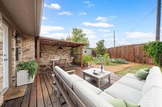 9811 Kingsman Dr in Dallas, TX - Building Photo - Building Photo