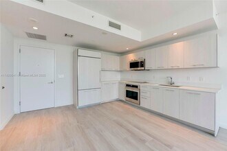 55 SW 9th St, Unit 3507 in Miami, FL - Foto de edificio - Building Photo