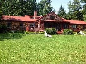 310 Twin Lakes Rd in Salisbury, CT - Building Photo