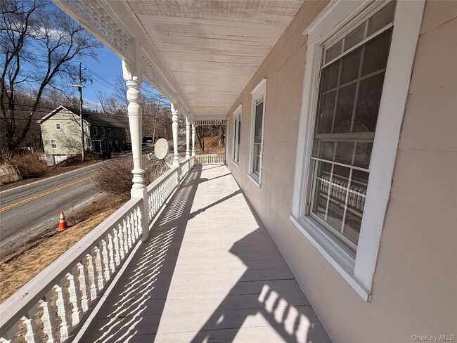 146 NY-284 in Westtown, NY - Building Photo - Building Photo