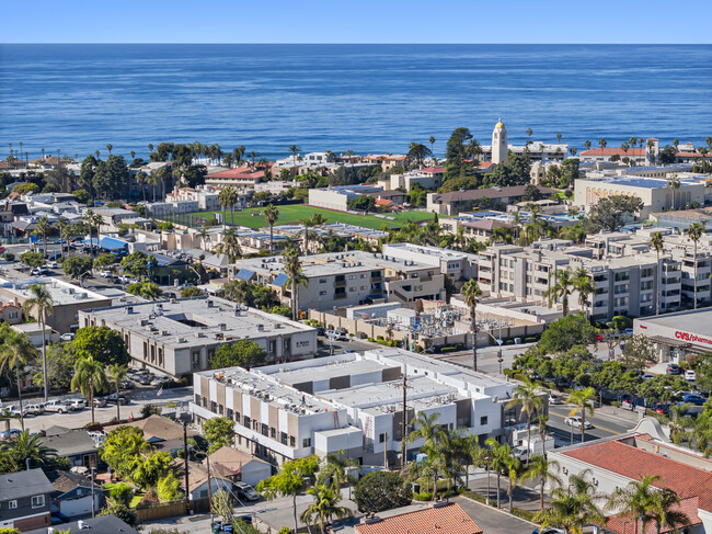 801 Pearl Street in La Jolla, CA - Foto de edificio - Building Photo