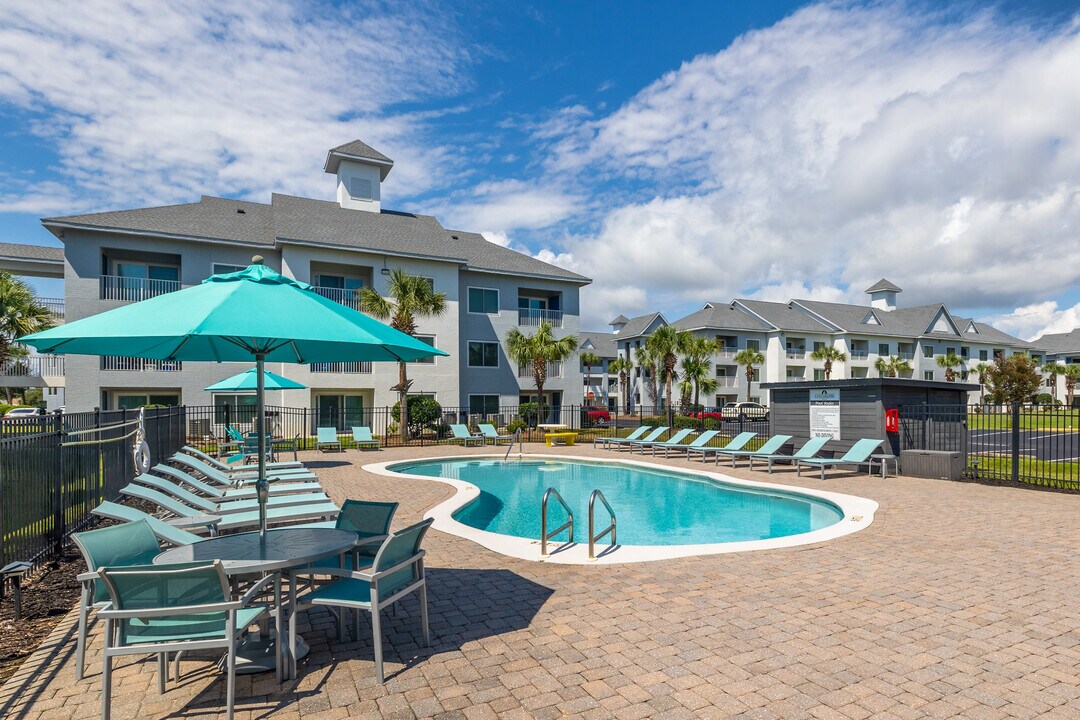 Cayo Grande Navarre in Navarre, FL - Foto de edificio
