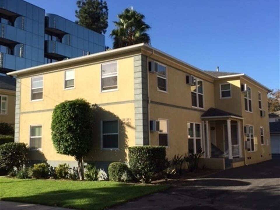 115-117 1/2 N Kenwood in Burbank, CA - Building Photo